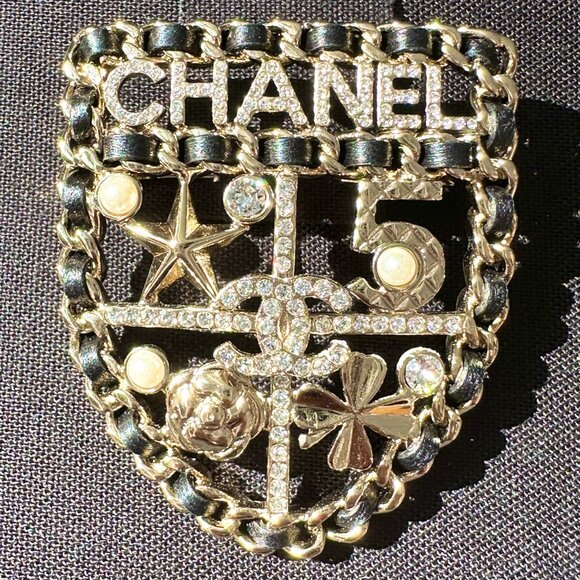 CHANEL 2023V GOLDEN CC LOGO BLACK LEATHER CHAIN SHIELD BROOCH PIN CHARM
